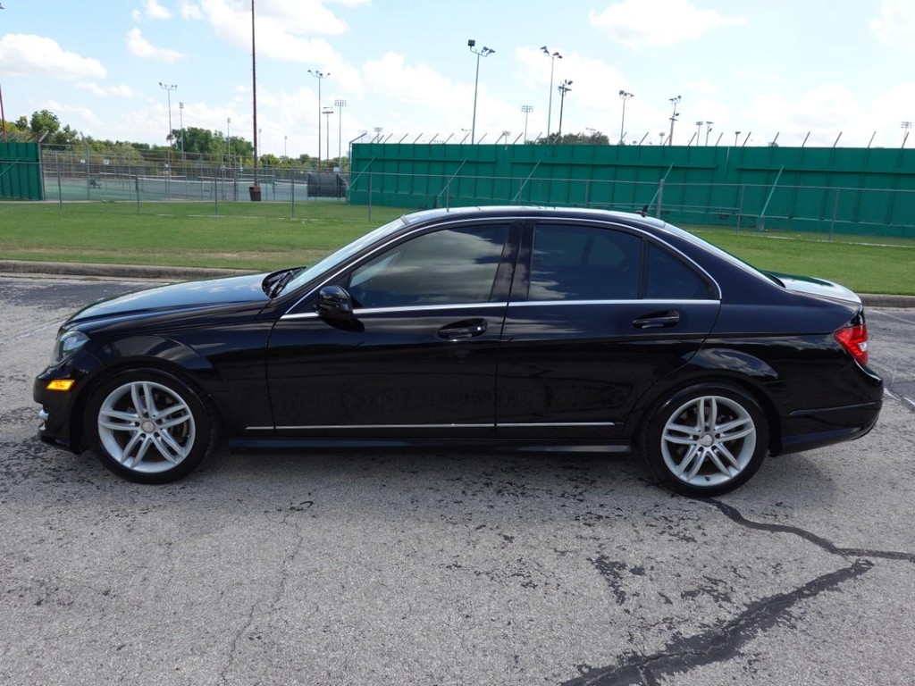 Mercedes-Benz C-Class Vehicle Full-screen Gallery Image 04