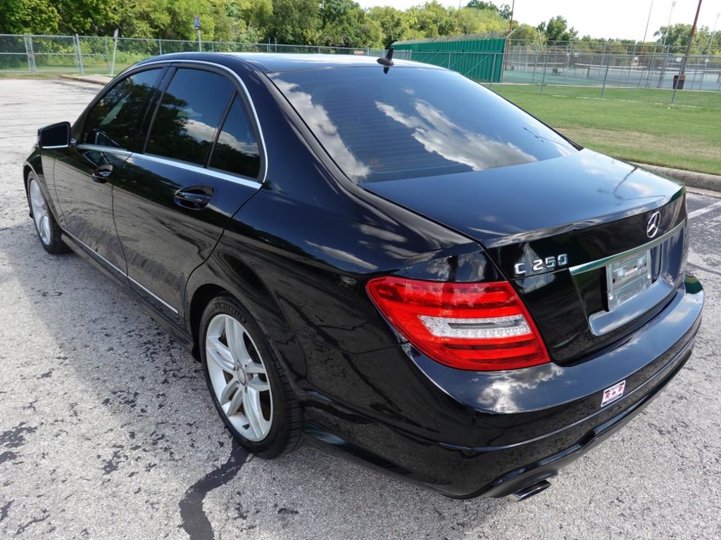 Mercedes-Benz C-Class Vehicle Full-screen Gallery Image 05