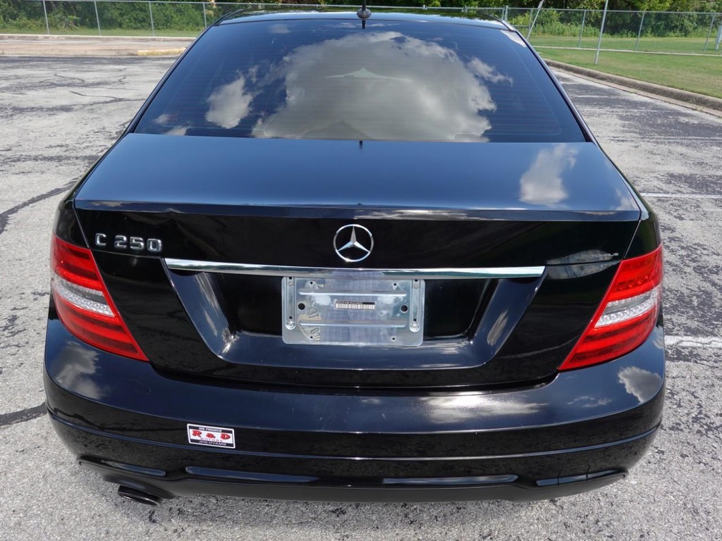 Mercedes-Benz C-Class Vehicle Full-screen Gallery Image 06