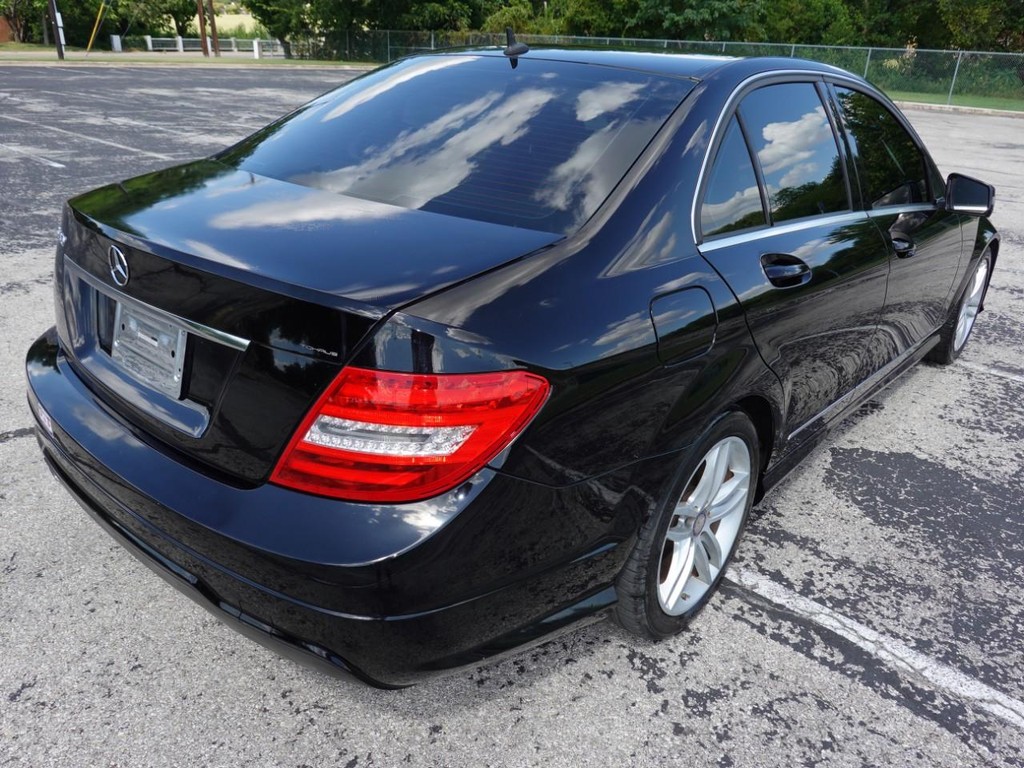 Mercedes-Benz C-Class Vehicle Full-screen Gallery Image 07