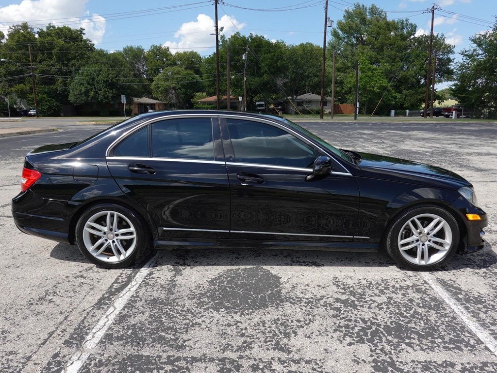 Mercedes-Benz C-Class Vehicle Full-screen Gallery Image 08