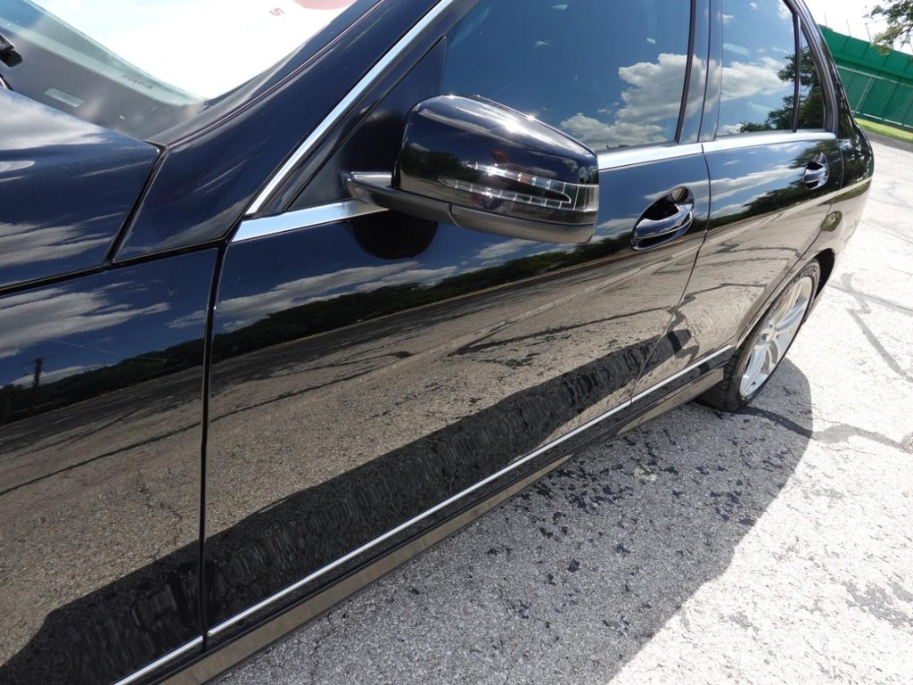Mercedes-Benz C-Class Vehicle Full-screen Gallery Image 10