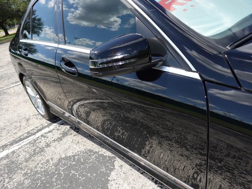 Mercedes-Benz C-Class Vehicle Full-screen Gallery Image 11