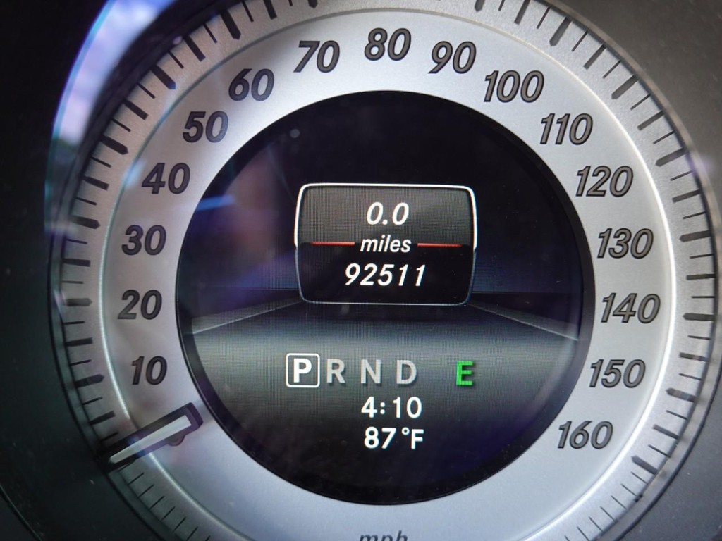 Mercedes-Benz C-Class Vehicle Full-screen Gallery Image 12