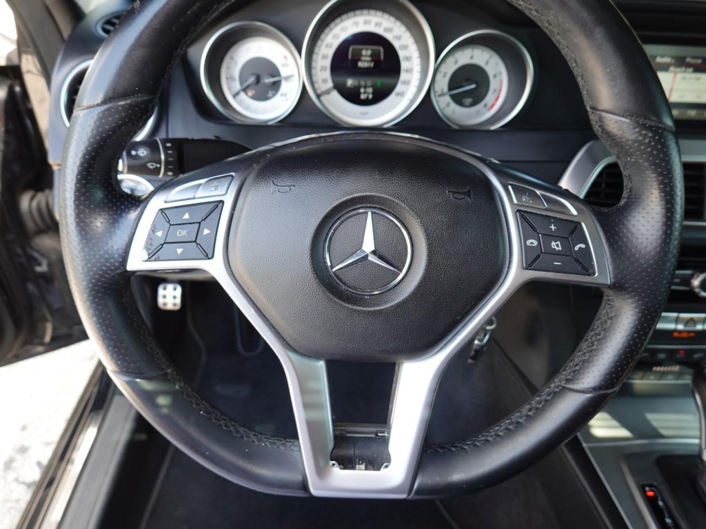 Mercedes-Benz C-Class Vehicle Full-screen Gallery Image 13