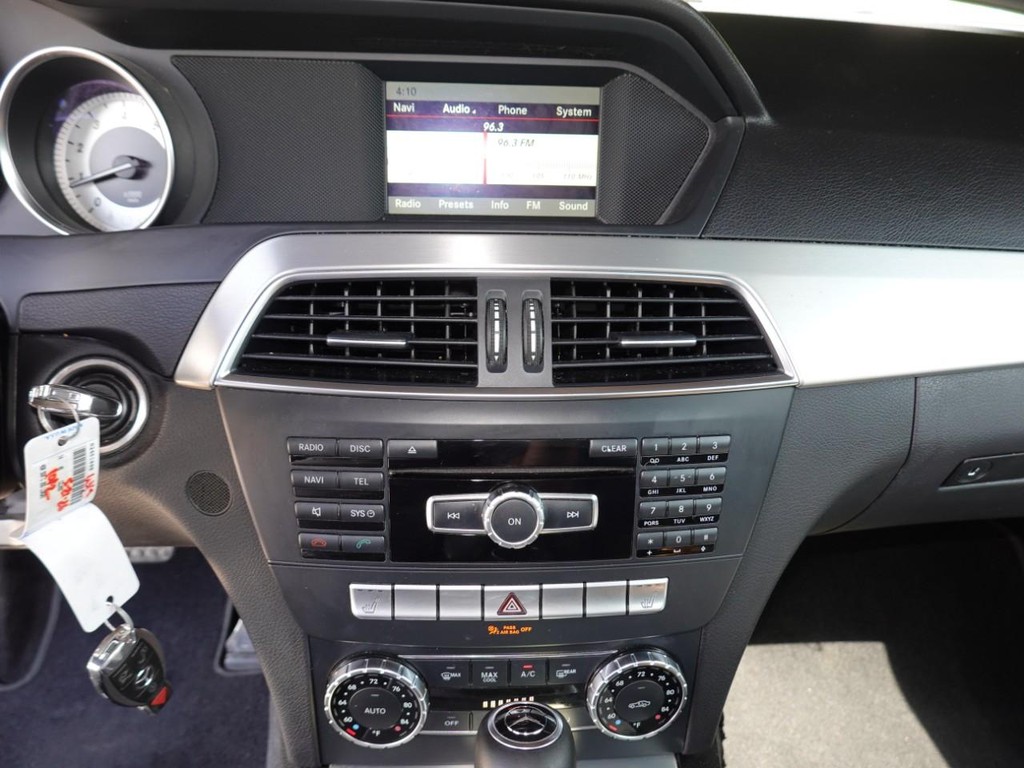 Mercedes-Benz C-Class Vehicle Full-screen Gallery Image 14
