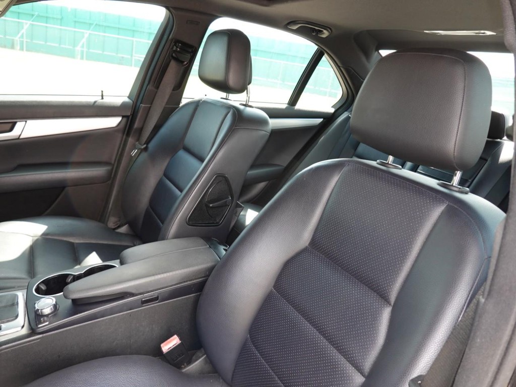 Mercedes-Benz C-Class Vehicle Full-screen Gallery Image 15