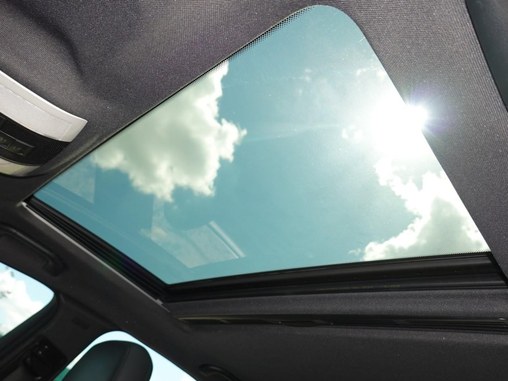 Mercedes-Benz C-Class Vehicle Full-screen Gallery Image 16