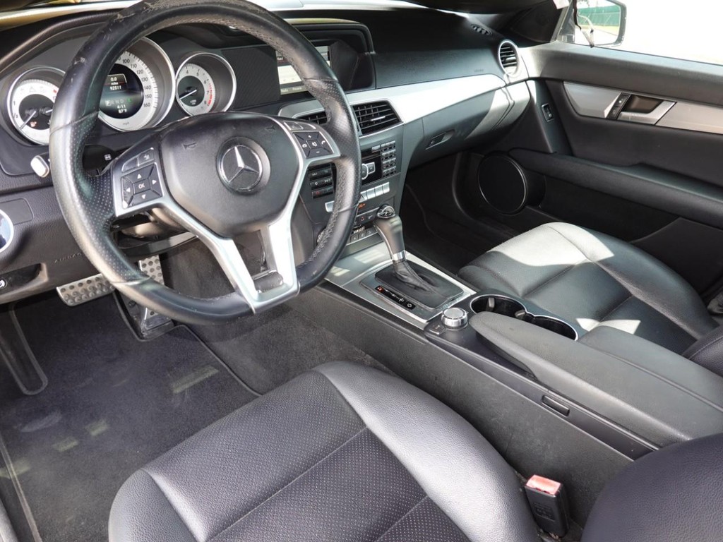 Mercedes-Benz C-Class Vehicle Full-screen Gallery Image 17