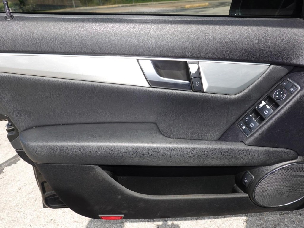 Mercedes-Benz C-Class Vehicle Full-screen Gallery Image 18