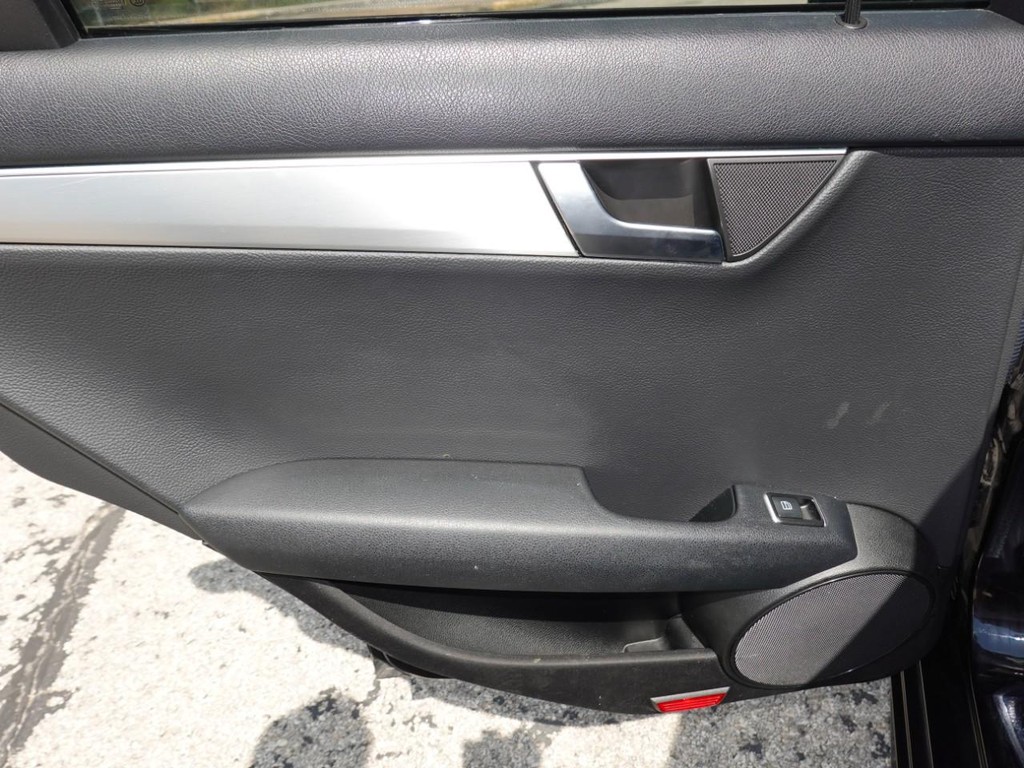 Mercedes-Benz C-Class Vehicle Full-screen Gallery Image 20