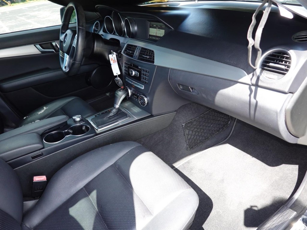 Mercedes-Benz C-Class Vehicle Full-screen Gallery Image 21