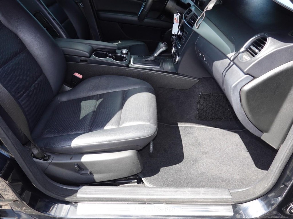 Mercedes-Benz C-Class Vehicle Full-screen Gallery Image 22