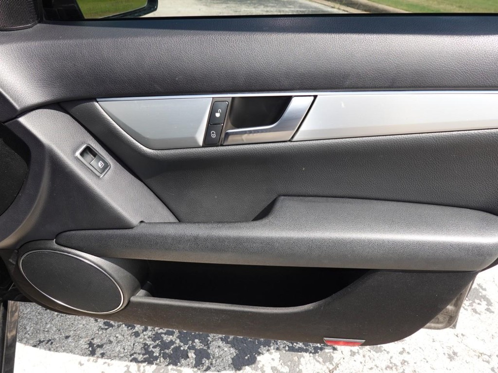 Mercedes-Benz C-Class Vehicle Full-screen Gallery Image 23