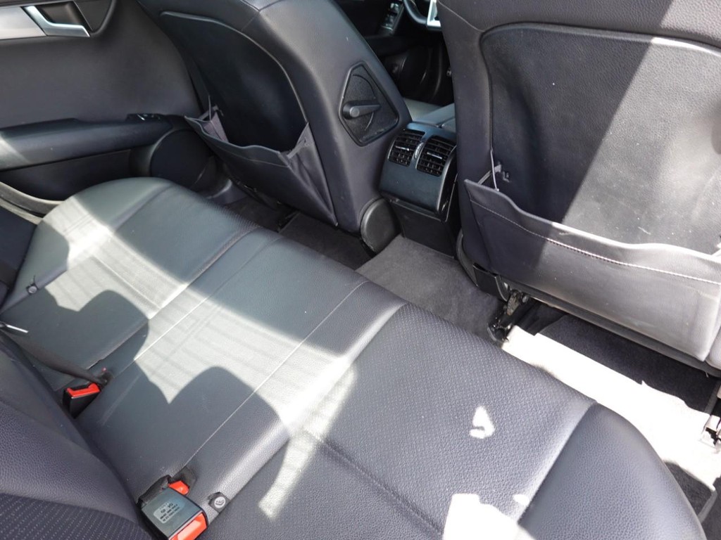 Mercedes-Benz C-Class Vehicle Full-screen Gallery Image 24
