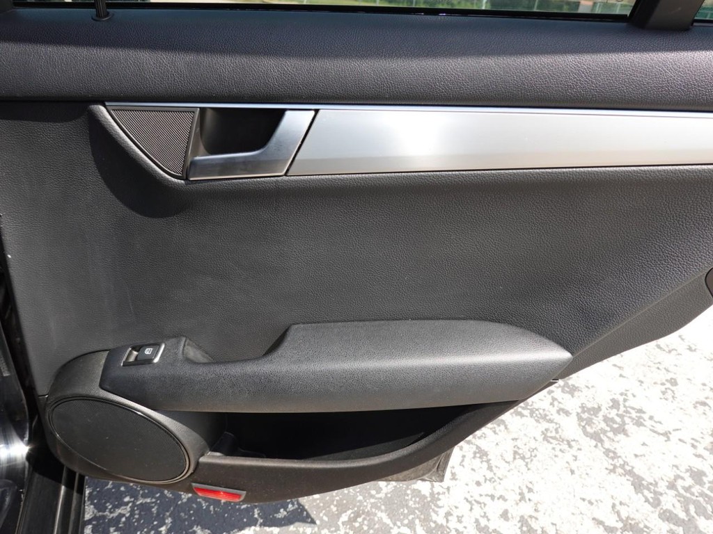 Mercedes-Benz C-Class Vehicle Full-screen Gallery Image 25