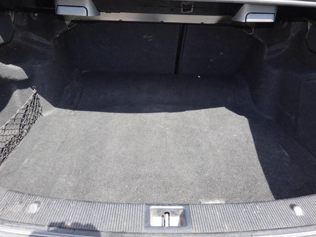 Mercedes-Benz C-Class Vehicle Full-screen Gallery Image 26
