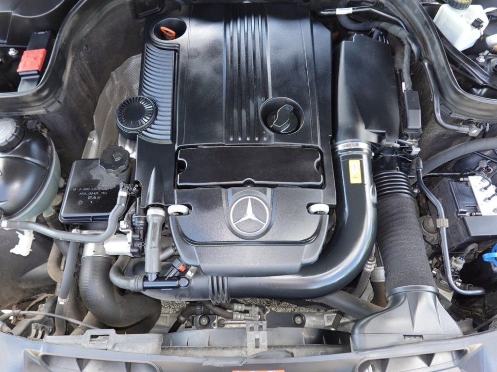 Mercedes-Benz C-Class Vehicle Full-screen Gallery Image 27