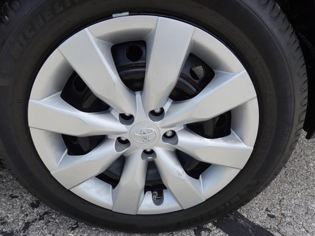 Toyota Corolla Vehicle Full-screen Gallery Image 09