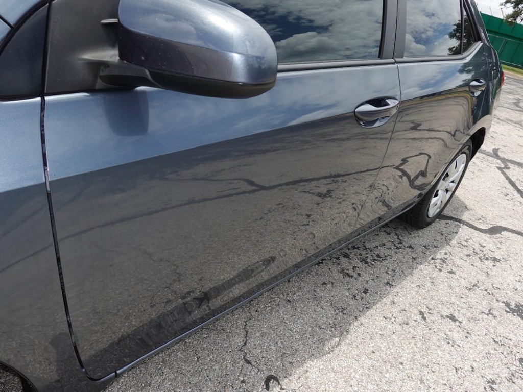 Toyota Corolla Vehicle Full-screen Gallery Image 10