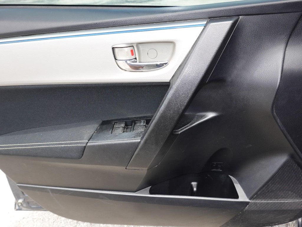Toyota Corolla Vehicle Full-screen Gallery Image 18
