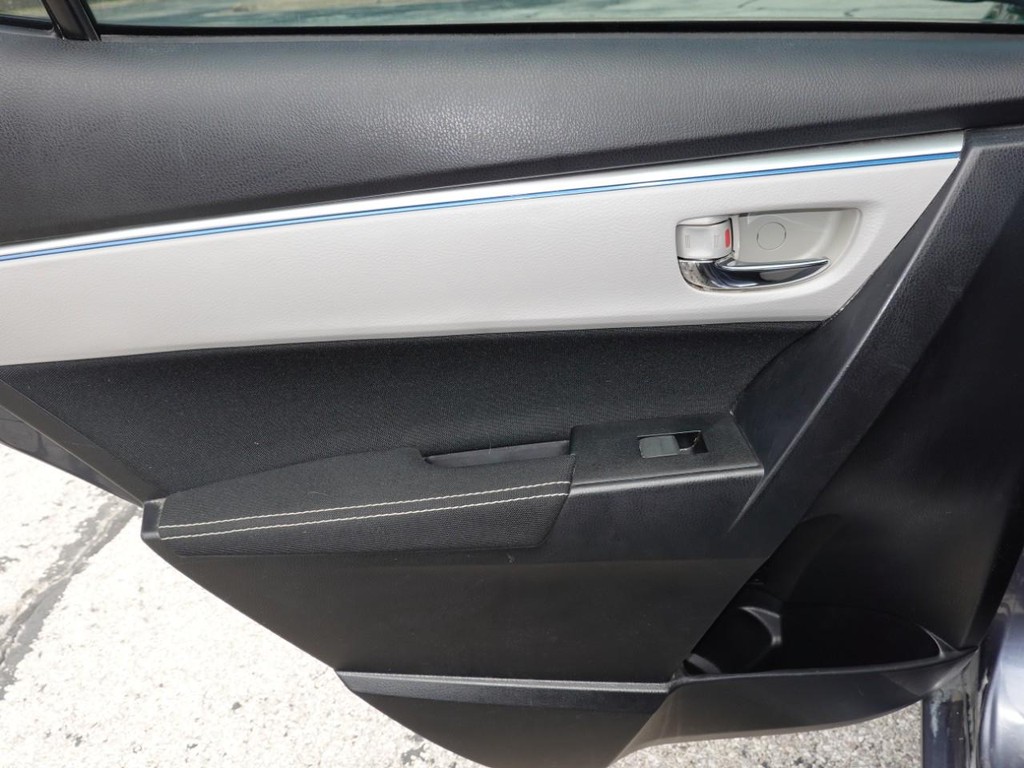 Toyota Corolla Vehicle Full-screen Gallery Image 20