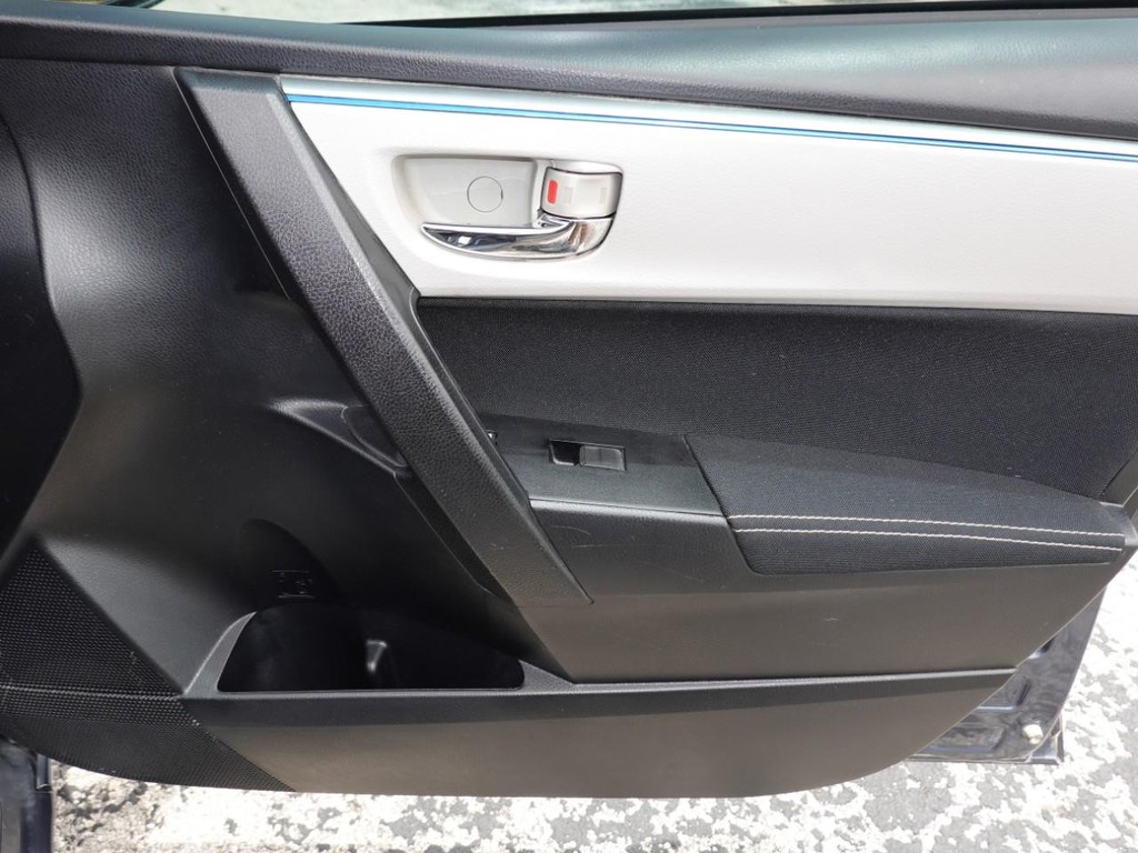 Toyota Corolla Vehicle Full-screen Gallery Image 23