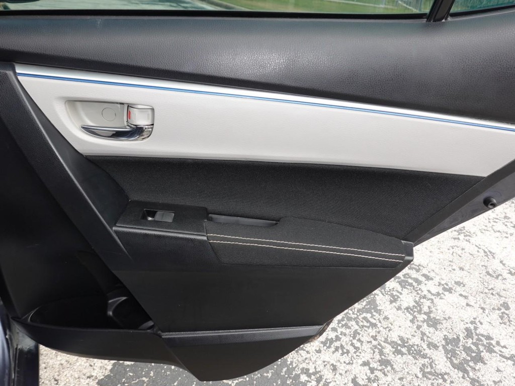 Toyota Corolla Vehicle Full-screen Gallery Image 25