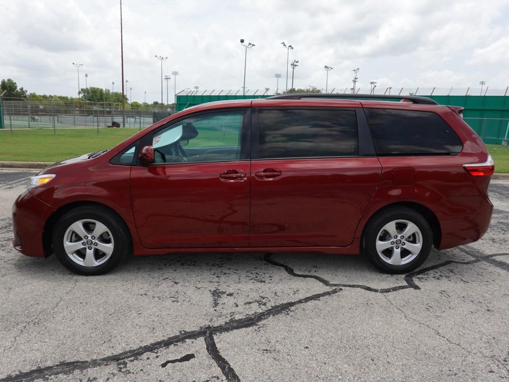 Toyota Sienna Vehicle Full-screen Gallery Image 04