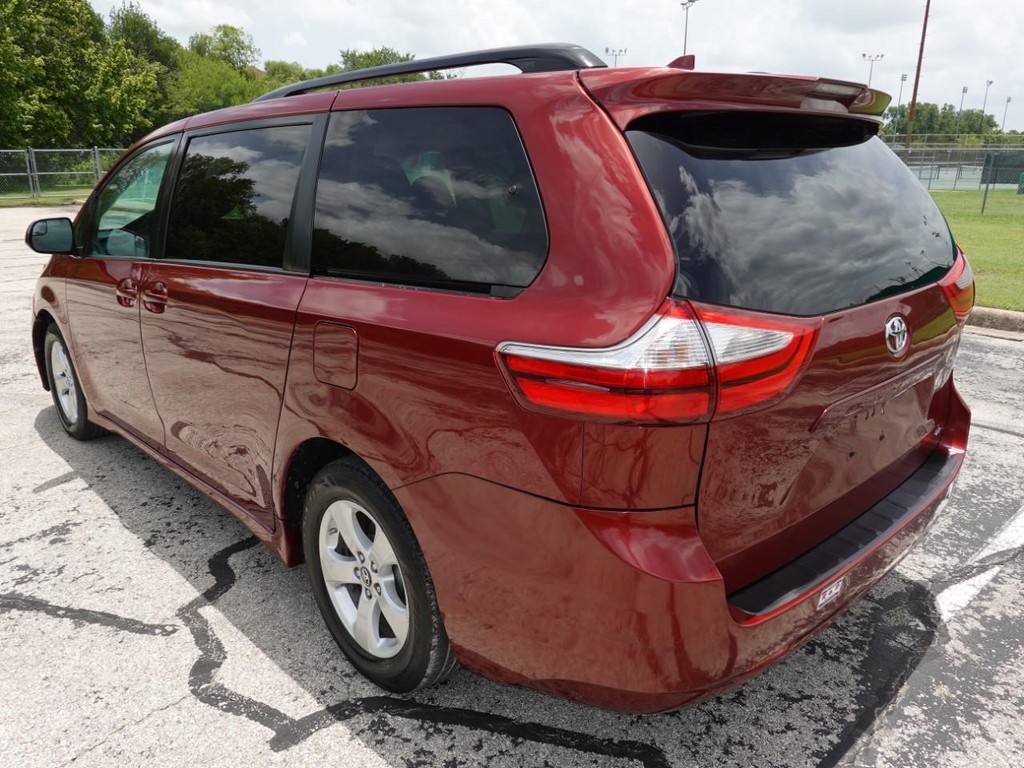 Toyota Sienna Vehicle Full-screen Gallery Image 05