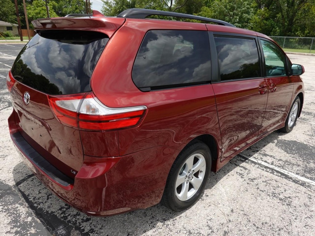 Toyota Sienna Vehicle Full-screen Gallery Image 07
