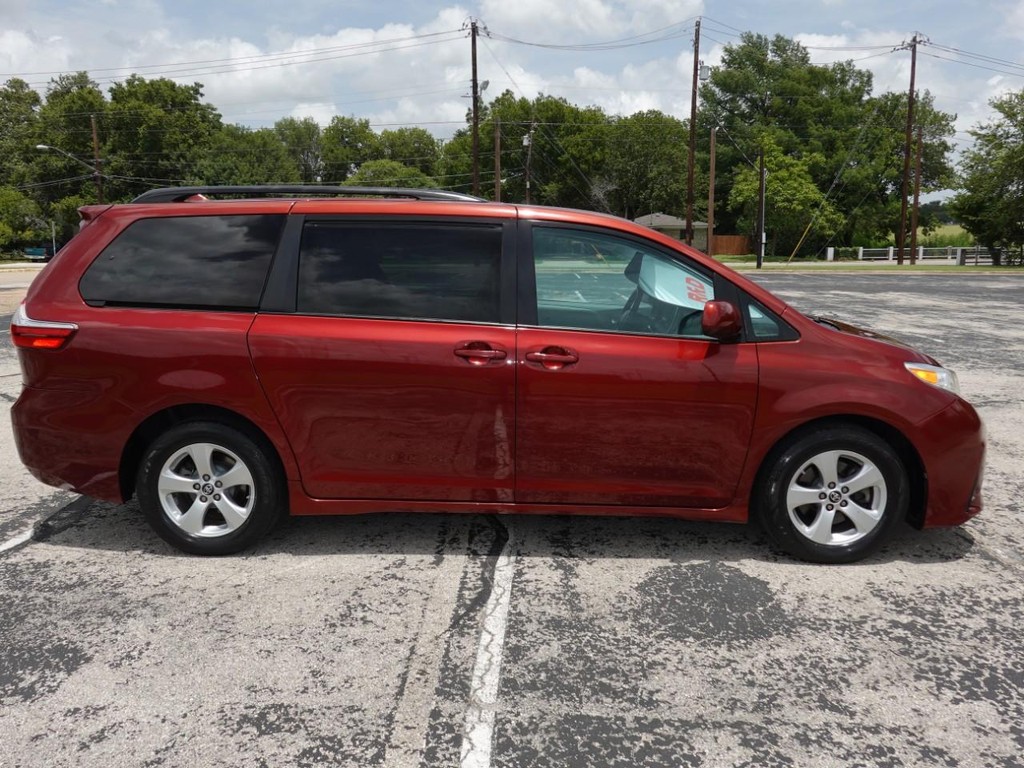Toyota Sienna Vehicle Full-screen Gallery Image 08