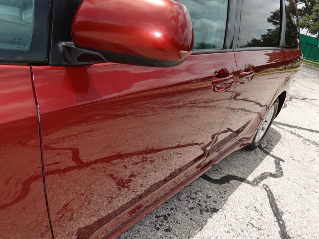 Toyota Sienna Vehicle Full-screen Gallery Image 10