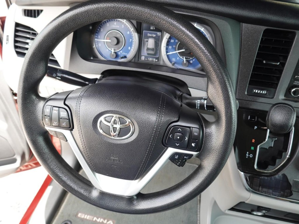 Toyota Sienna Vehicle Full-screen Gallery Image 13