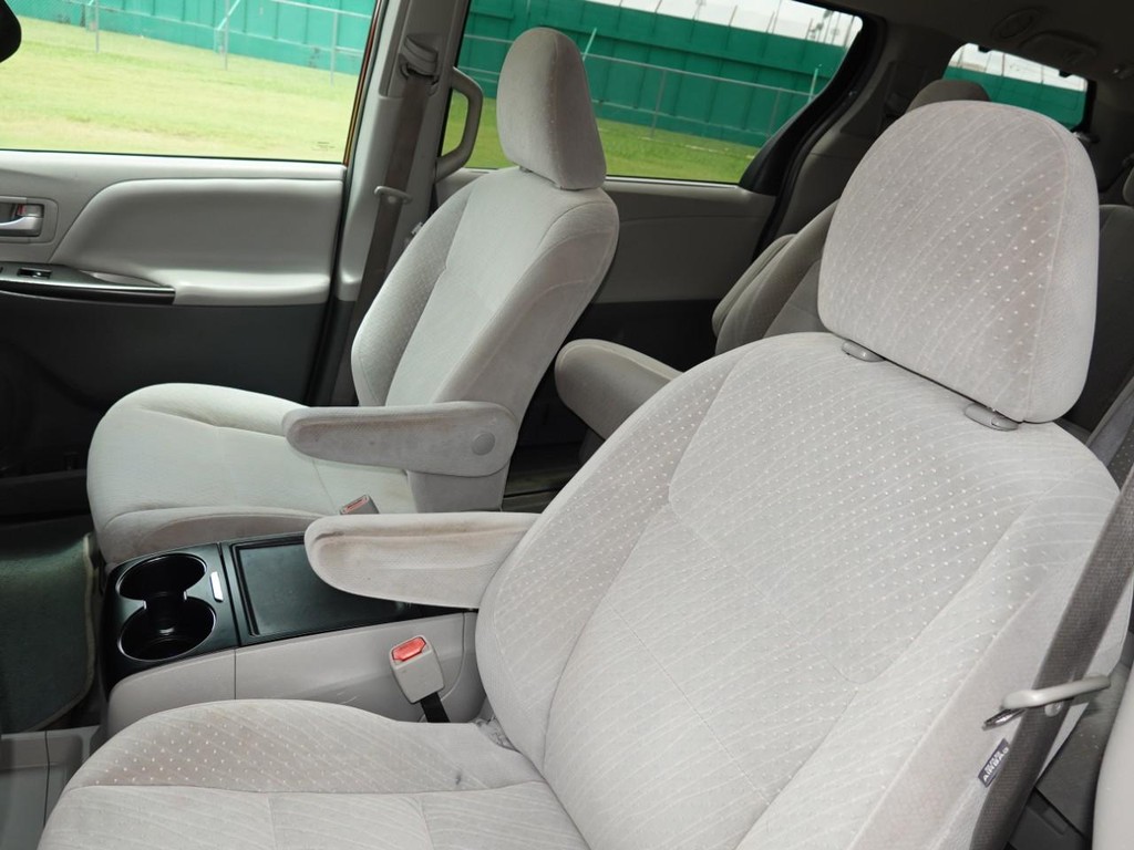 Toyota Sienna Vehicle Full-screen Gallery Image 16
