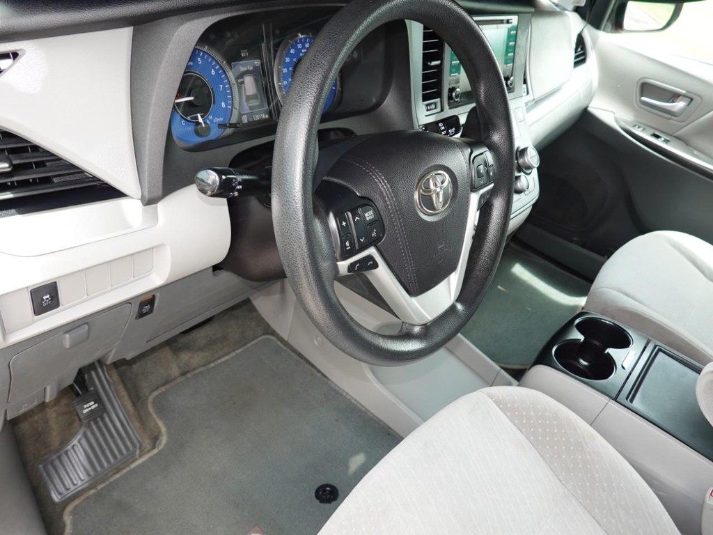 Toyota Sienna Vehicle Full-screen Gallery Image 17