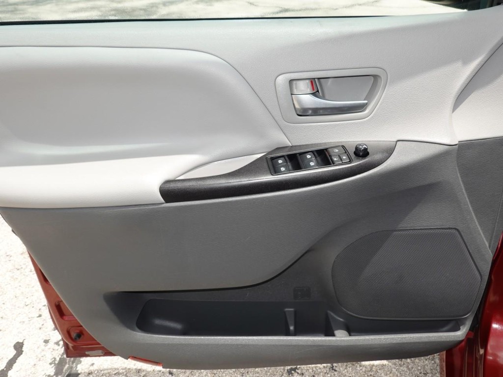 Toyota Sienna Vehicle Full-screen Gallery Image 18