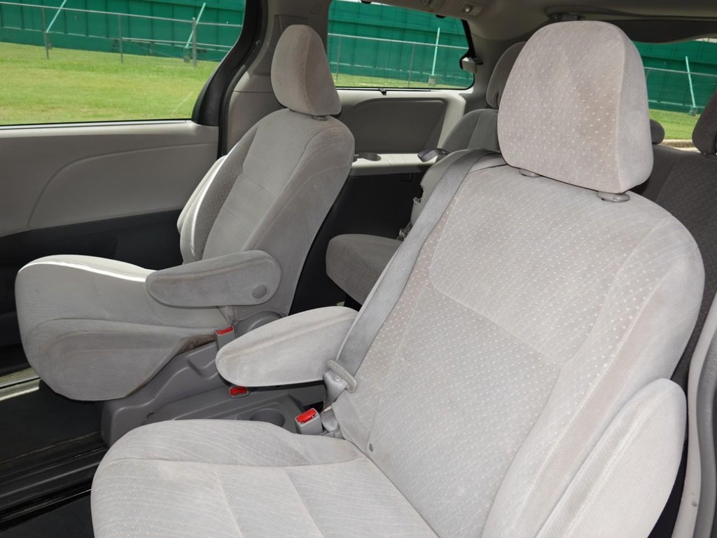 Toyota Sienna Vehicle Full-screen Gallery Image 19