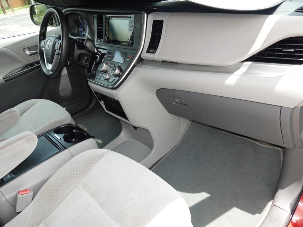Toyota Sienna Vehicle Full-screen Gallery Image 21