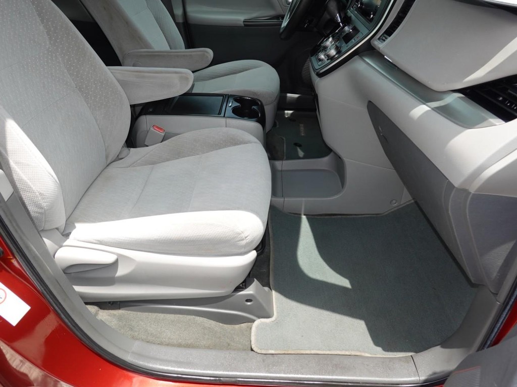 Toyota Sienna Vehicle Full-screen Gallery Image 22