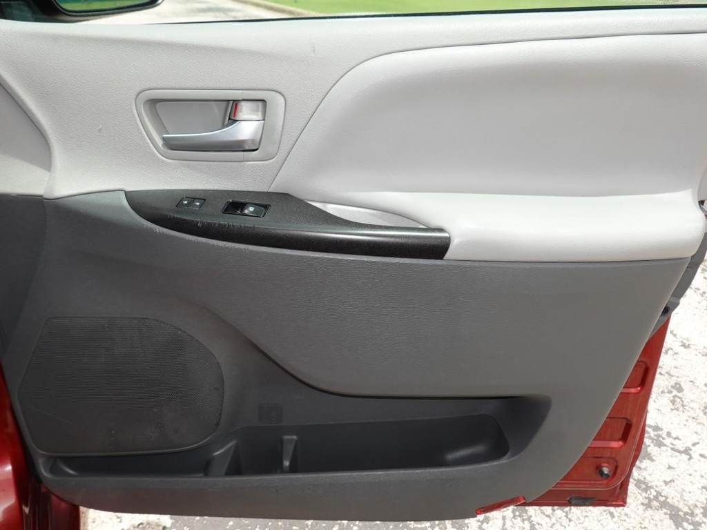 Toyota Sienna Vehicle Full-screen Gallery Image 23