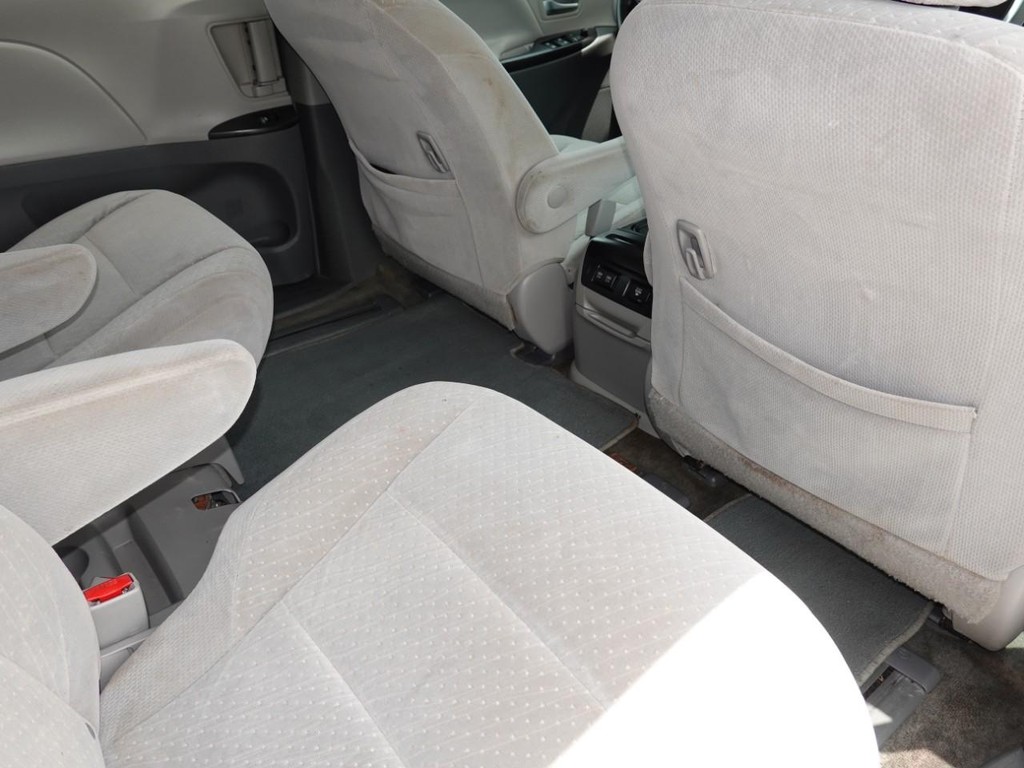 Toyota Sienna Vehicle Full-screen Gallery Image 24
