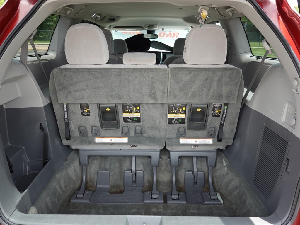 Toyota Sienna Vehicle Full-screen Gallery Image 25