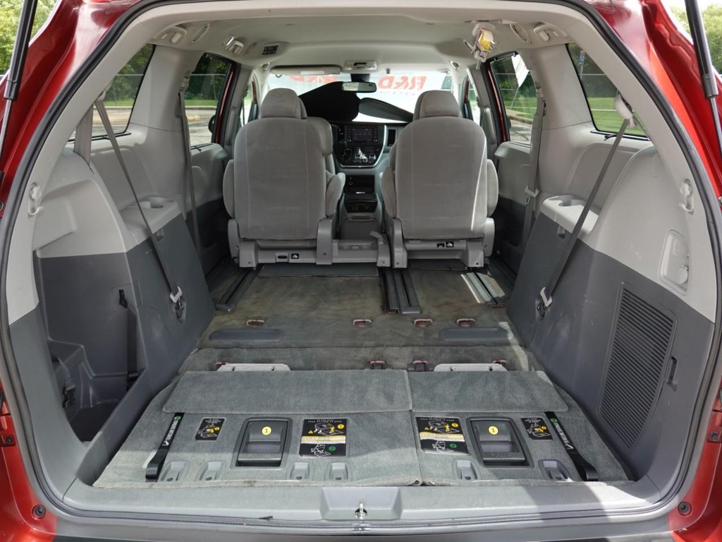 Toyota Sienna Vehicle Full-screen Gallery Image 26