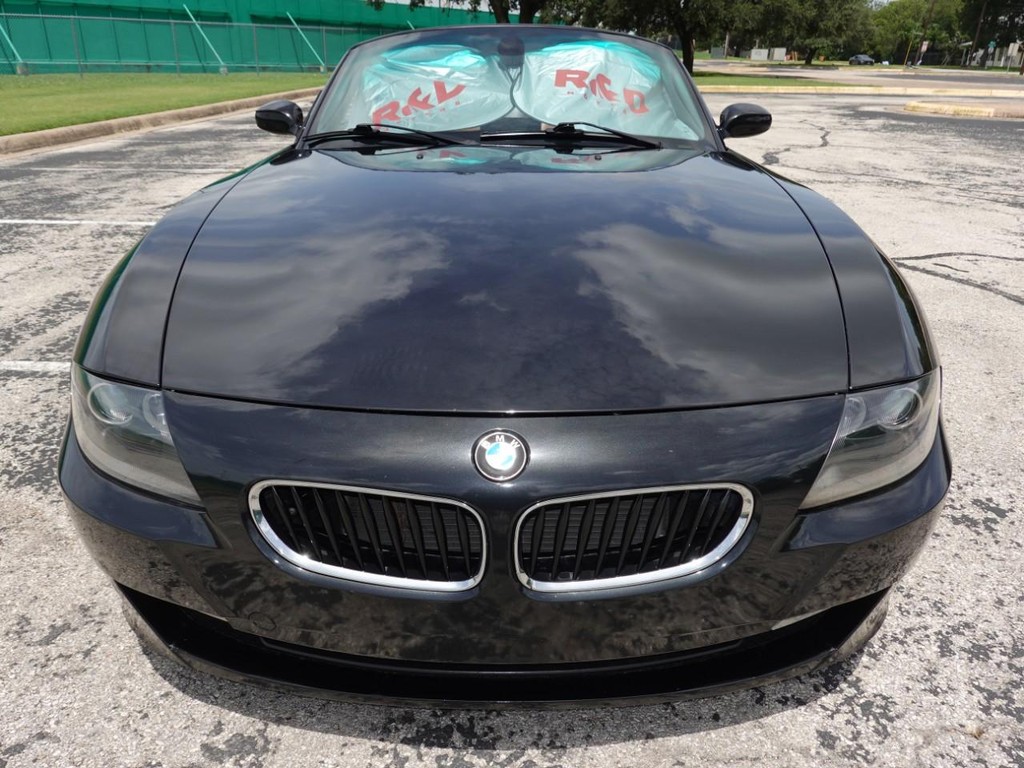 BMW Z4 Vehicle Full-screen Gallery Image 02