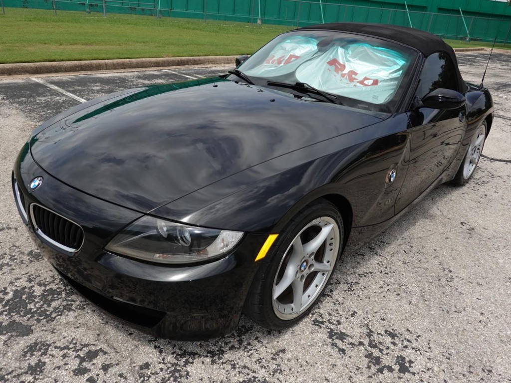 BMW Z4 Vehicle Full-screen Gallery Image 03