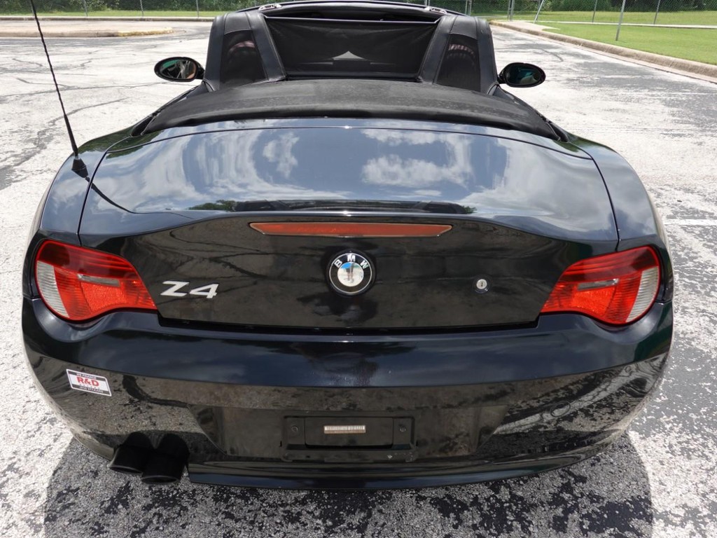 BMW Z4 Vehicle Full-screen Gallery Image 06
