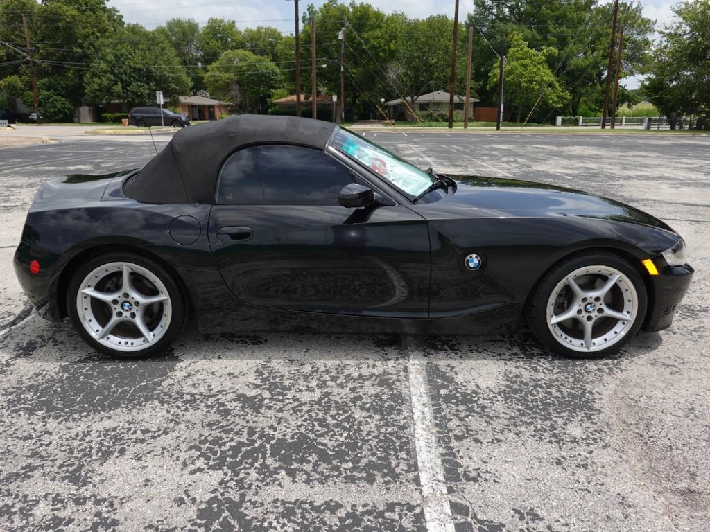 BMW Z4 Vehicle Full-screen Gallery Image 09