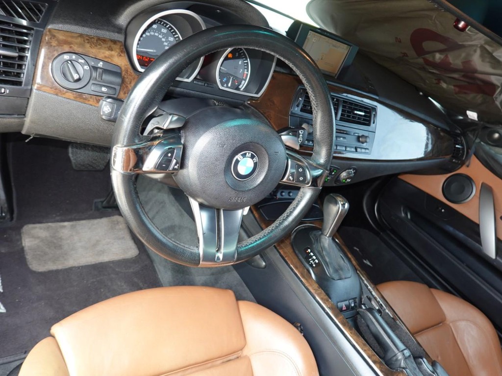 BMW Z4 Vehicle Full-screen Gallery Image 17