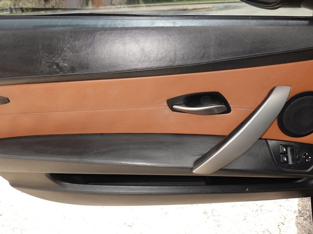 BMW Z4 Vehicle Full-screen Gallery Image 18